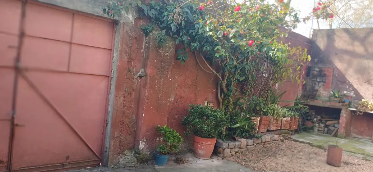 Dueño Alquila Casa. Muy Luminosa. Comedor, Cocina, Baño, 2 Dormitorios Y 1 Múltiuso. Fondo Con Parrillero Y Espacio De Garaje Para 2 Autos 29000 Pes2. Garantía Anda O Contaduría · Foto 2