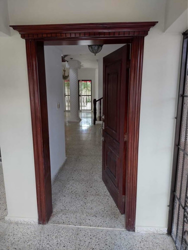 Imagen 7 de 21 de Se Vende A Buen Precio Casa De 3 Niveles En El Res. Montas