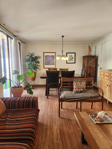 Casa En Venta De 3 Dorm. + Servicio En Colina