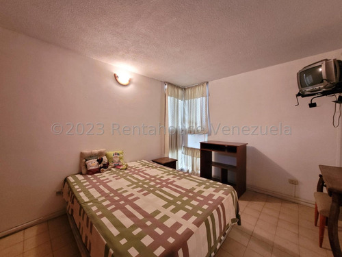 Comodo Apartamento, En Una De Las Urbanizaciones Mas Prestigiosas De Maracay 24-12499 Irrr