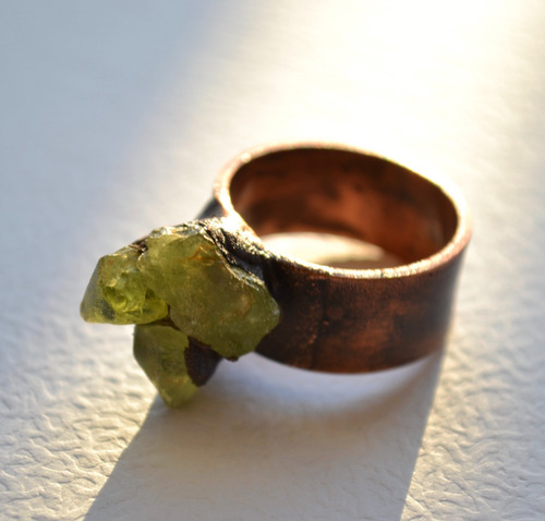 Imagen 7 de 7 de Anillo Piedra Preciosa Peridoto Y Cobre, Joyas De Autor