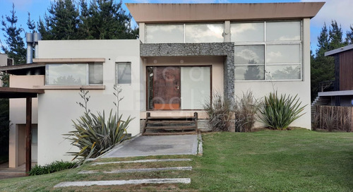Casa 4 Ambientes C/garage Y Parrilla Jardín Barrio Costa Esmeralda