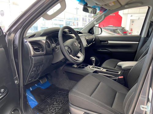 Imagen 3 de 16 de Toyota Hilux 4x2 D/c Srv 2.8 Tdi 6a/t My 2022 Mr