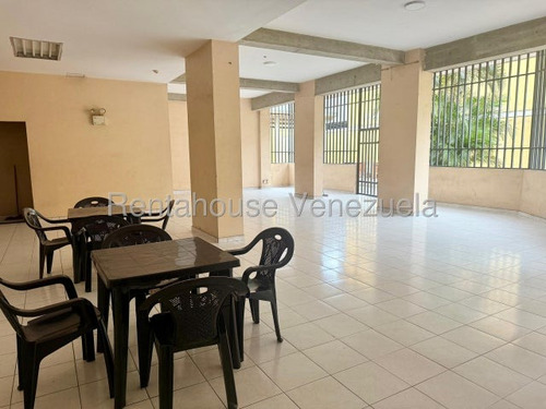 #*25-21102 Oportunidad De Inversión En El Corazón Del Triángulo Del Este: Adquiera Este Estratégico Apartamento Con Un Potencial Ilimitado Para Adaptarlo Completamente A Su Gusto. Adelaida Armeya