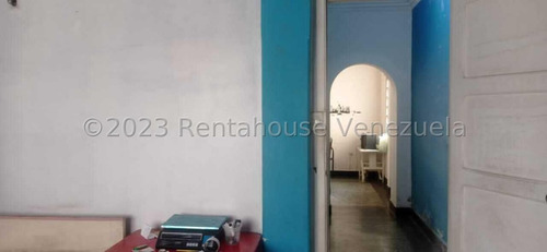 En Venta Bello Edificio Con Potencial Para Remodelar En Los Rosales