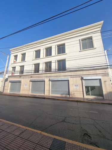 Edificio De 3 Pisos Con Locales Comerciales En Arriendo.