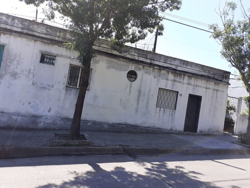 Solida Casa En Montevideo. Excelente Esquina