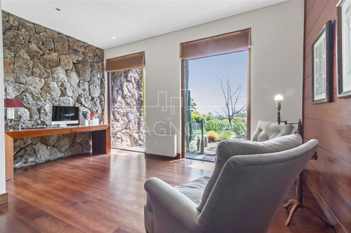 Casa En Arriendo De 5 Dorm. En Colina