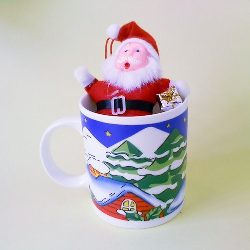 Imagem 1 de 6 de Caneca Natal Papai Noel Trenó Com Enfeite Em Porcelana Novo
