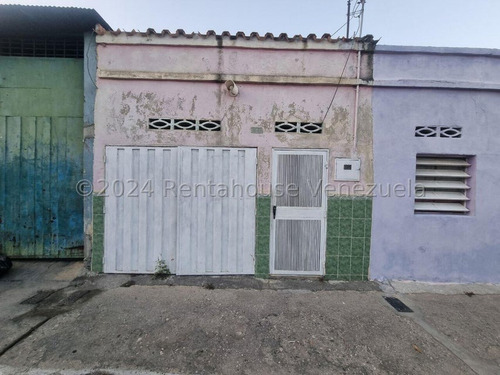 Carlos Colmenarez Flex 24-18776 Vende Casa Para Remodelar Con Fines Residenciales O Comerciales Por Su Buena Ubicacion Y Facil Acceso A Todos Los Sectores De La Ciudad, Ademas Por Su Cercania A La Zon