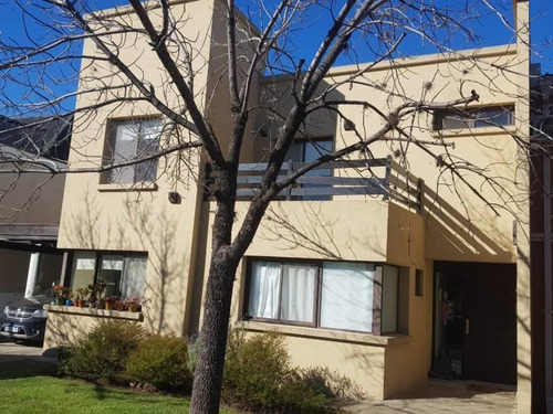 Hermosa Casa En Lote Interno Barrio Jacaranda
