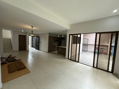 Vendo Casa En Residencial Los Crotos, San Pablo Heredia, Con Patio Muy Amplio, Casa Es Muy Iluminada Y Ventilada, Todas Las Áreas Son Muy Espaciosas Tanto Sociales Como Las Habitaciones
