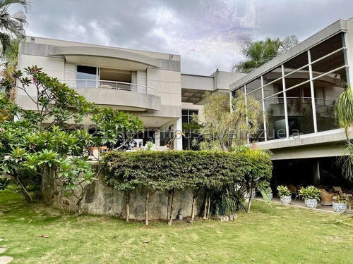 Hermosa Casa De Arquitectura Y Acabados De Lujos ,en Venta Ubicada En Los Chorros 24-4385