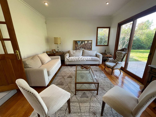 Casa En Venta De 4 Dorm. En Lo Barnechea Santiago College