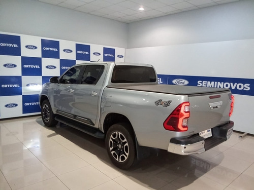 Toyota Hilux 2.8 D-4D TURBO DIESEL CD SRX 4X4 AUTOMÁTICO