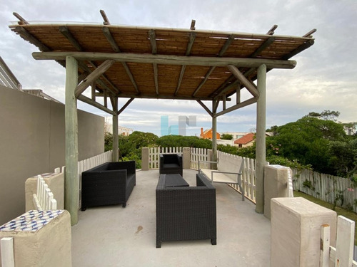 Casa De 4 Dormitorios En Venta. La Barra, Punta Del Este.- Ref: 8839