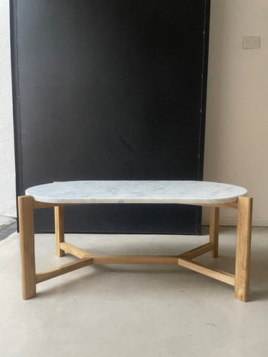 Mesa Ratona Ovalada / Carrara + Petiribi Blanco