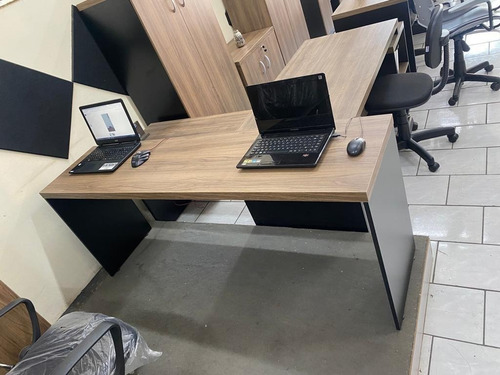 Imagem 5 de 9 de Mesa Escritório Plataforma 4 Lugares 3,60 Parede Caixa Toma