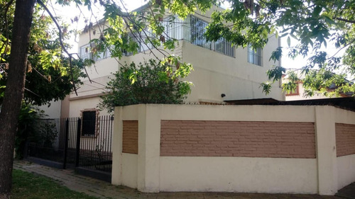 Casa En Venta - 3 Dormitorios 2 Baños - Cochera - 180mts2 - Hurlingham