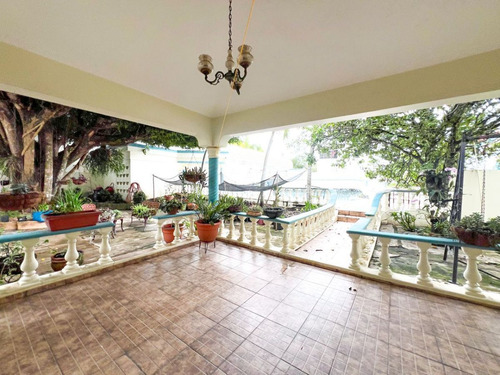 Villa En Venta De 6 Habs Con Enorme Piscina En San Francisco De Macoris