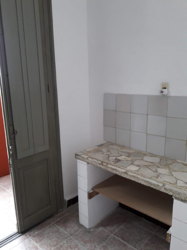 Antiguo, Amplio 1 Dorm. Living Comedor, Cocina, Baño, Patio