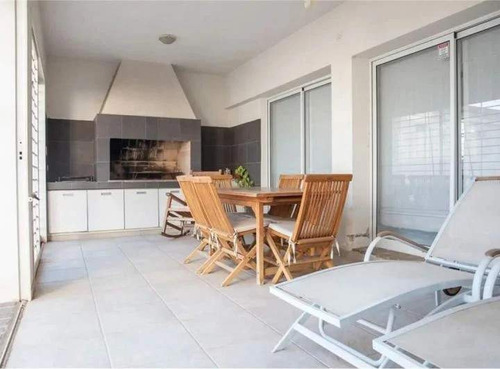 Casa 4 Dormitorios Tres Baños Piscina Barrio Urca - Sobre Calle E. Lamarca