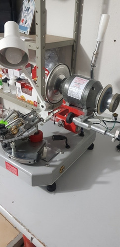 Imagem 2 de 4 de Máquina De Afiar Alicate De Cutícula Damolar