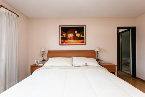 Casa 5 Ambientes Con Cochera, Fondo Libre Con Pileta Y Quincho