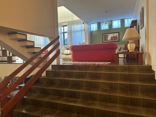 Casa Com Fino Acabamento, Rua Tranquilha, Bairro Nobre, 3 Dormitórios, Uma Suite, Quarto De Empregada.