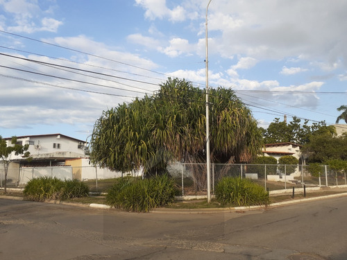 Imagen 1 de 8 de Casa Quinta Amplia Para Remodelar Ubicada En Esquina De Sector Morro Iii De Lechería