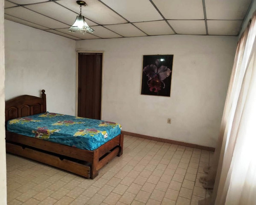 Venta Casa En Urb. Los Caobos, Valencia.