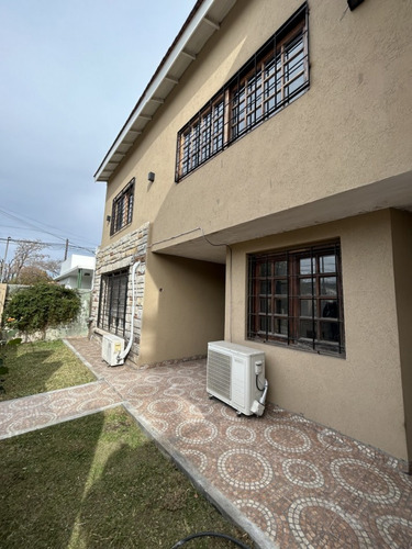 Casa En Dos Plantas Con Entrada De Auto Y Departamento Al Fondo 