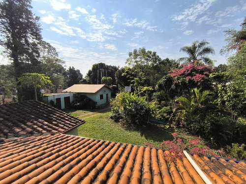 Casa Quinta Con 12 Departamentos En El Barrio Santa María: 19 Habitaciones Y 18 Baños