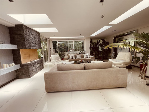 Casa En Arriendo De 5 Dorm. En Lo Barnechea
