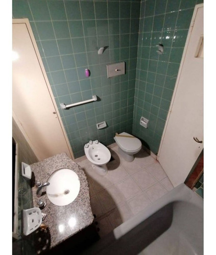 Departamento De 3 Dormitorios Y Patio En Venta, Centro, Rosario.