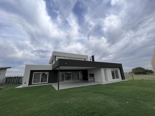 Casa De Tres Dormitorios En Suite - Venta - Calidad Premium Y Pileta - Haras De Funes