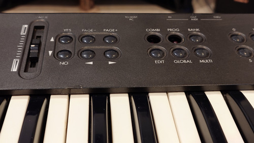 Teclado Profesional Korg X5d Con Estuche Anvil Profesional Negro (Usado)