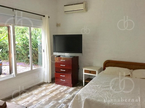 Punta Del Este, Playa Mansa , Chalet De 4 Dormitorios , 2 Suites.- Ref: 53975