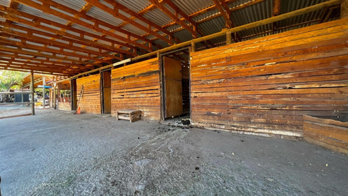 Parcela Con Caballerizas Y Corrales