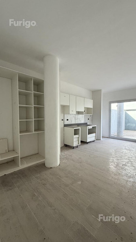 Venta. 1 Dormitorio Con Patio En Zona Tribunales