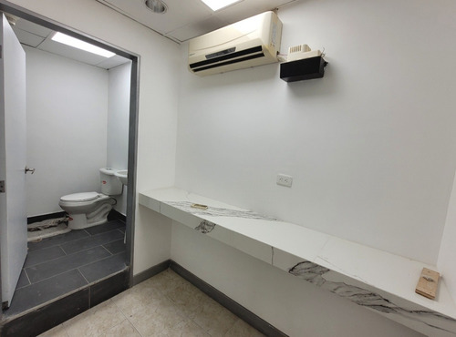 En Alquiler Excelente Oficina En Centro Plaza De 57 M2. Lm25-18438