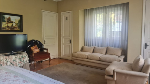 Venta De Hermosa Casa En Sector Residencial. Providencia.