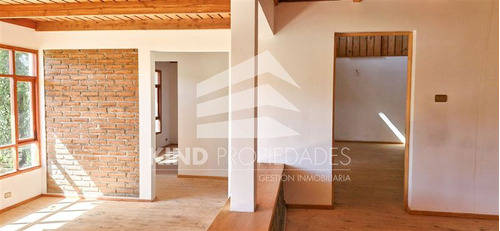 Casa En Venta De 5 Dorm. En Tiltil