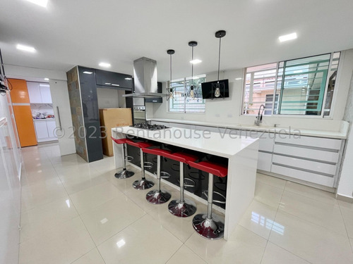 Casa Remodelada En Venta En Macaracuay Caracas Parrillera Psicina 3 Plantas Terraza Privada