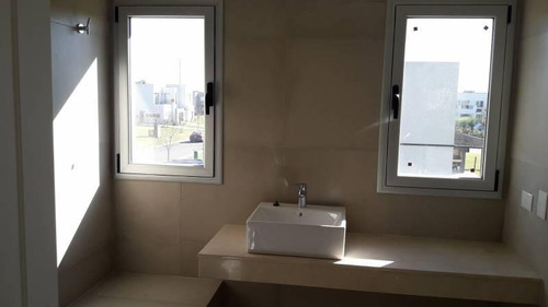 Imagen 14 de 14 de Casa En Venta ; Excelente Diseño Moderno, Desarrollada En Dos Planta Sobre Lote En Esquina