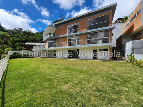 Estupenda Casa En Venta En Alto Hatillo. N E G O C I A B L E