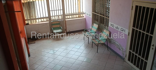 Excelente Y Amplia Casa 2 Plantas Con Anexo Y Local De Peluqueria. Ubicada En El Barrio Luis Herrera Cerca Del Patio Y Talleres Del Metro De Valencia En La Vía Hacia El Paito