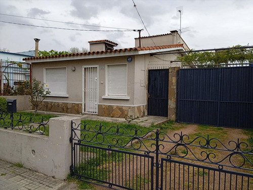 Casa De Dos Planta En Peñarol