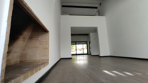 Camino Mirasol - 100% Remodelada - 6 Estacionamientos -