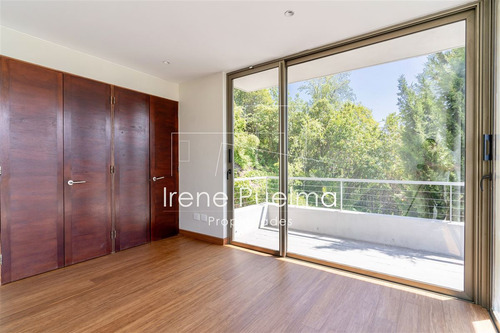 Casa En Arriendo De 8 Dorm. En Lo Barnechea